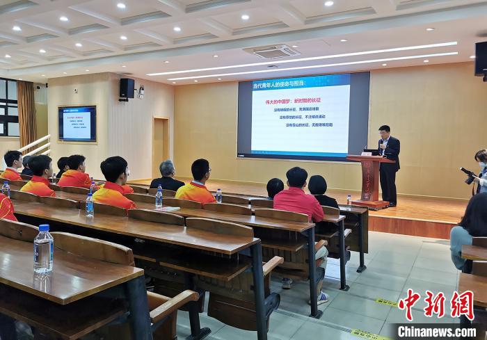 开元网页版_开元（中国）教授刘强与技能冠军们交流。　程景伟 摄