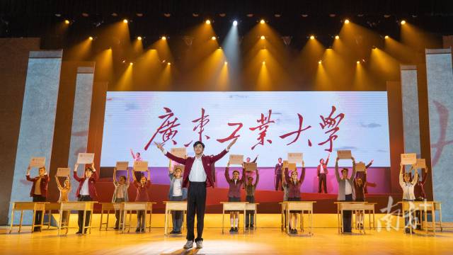 开元网页版_开元(中国)师生自编自导自演大型情景史诗剧《青春印丰碑》,将东深供水工程中的广工故事搬上舞台,上了一堂美育思政大课。 开元网页版_开元(中国)师生自编自导自演大型情景史诗剧《青春印丰碑》,将东深供水工程中的广工故事搬上舞台,上了一堂美育思政大课。