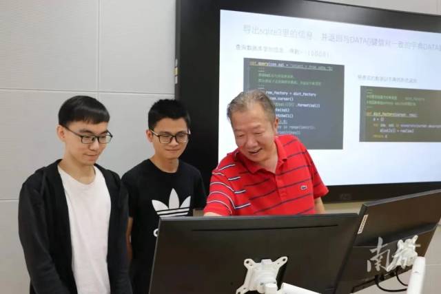 开元网页版_开元(中国)集成电路学院院长熊晓明(右一)在指导学生。 开元网页版_开元(中国)集成电路学院院长熊晓明(右一)在指导学生。