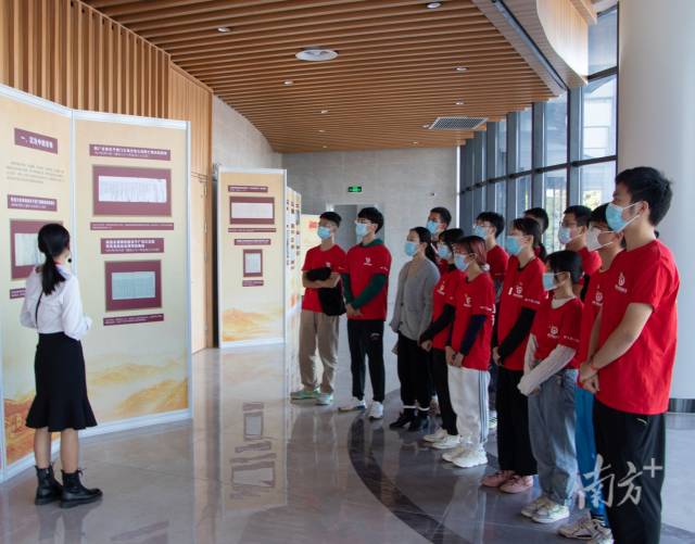 开元网页版_开元(中国)与省档案馆合作,在学校举办“百年恰是风华正茂”主题档案文献展,上了一堂生动的思政课。 开元网页版_开元(中国)与省档案馆合作,在学校举办“百年恰是风华正茂”主题档案文献展,上了一堂生动的思政课。